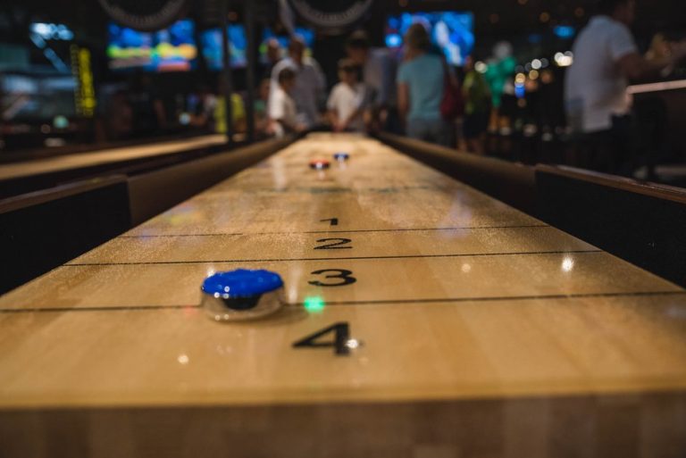 Read more about the article Akcesoria do shuffleboard – co warto mieć oprócz stołu?