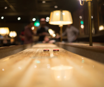 Read more about the article Czym różni się shuffleboard turniejowy od rekreacyjnego?