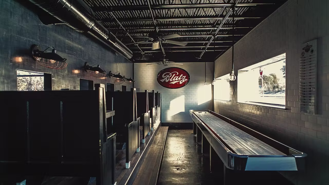 You are currently viewing Jak wybrać stół do shuffleboard? Porównanie gatunków drewna, formatów i stylów