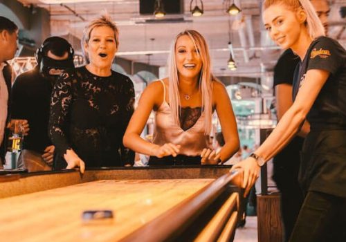 Osoby grające w Shuffleboard