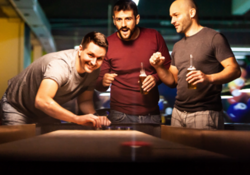 Ludzie grający w shuffleboard