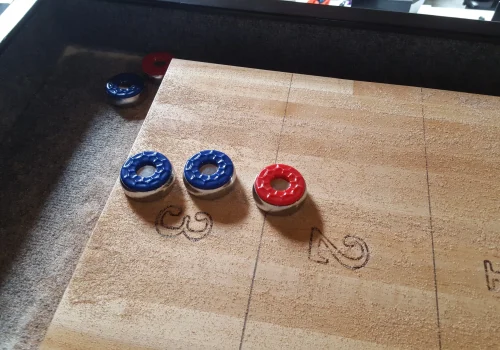 klasyczne krążki shuffleboard na stole